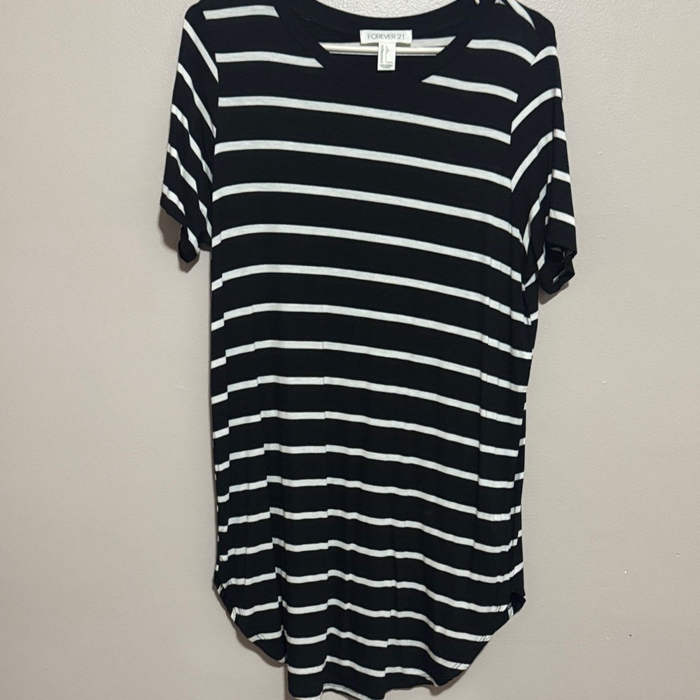 Forever 21 Black and White Striped Short Sleeve Tee